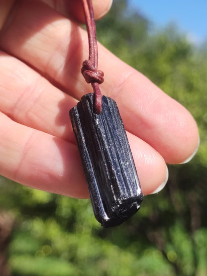 Tourmaline / Schörl brut et poli ~ Collier de pierres précieuses noir Hippie GoaPsy Boho Tibet Ethno Pierre de guérison naturelle pendentif de pouvoir homme frère cadeau