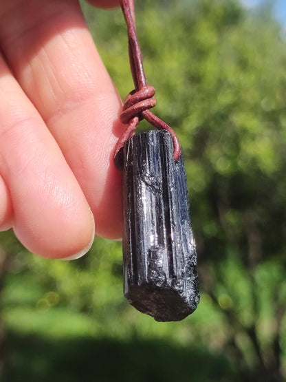Tourmaline / Schörl brut et poli ~ Collier de pierres précieuses noir Hippie GoaPsy Boho Tibet Ethno Pierre de guérison naturelle pendentif de pouvoir homme frère cadeau
