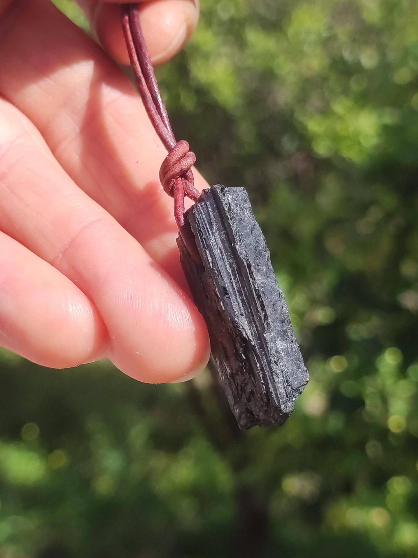 Tourmaline / Schörl brut et poli ~ Collier de pierres précieuses noir Hippie GoaPsy Boho Tibet Ethno Pierre de guérison naturelle pendentif de pouvoir homme frère cadeau
