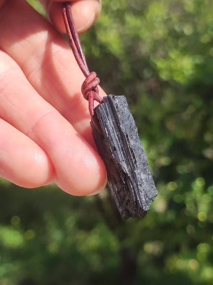 Tourmaline / Schörl brut et poli ~ Collier de pierres précieuses noir Hippie GoaPsy Boho Tibet Ethno Pierre de guérison naturelle pendentif de pouvoir homme frère cadeau