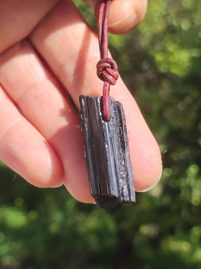 Tourmaline / Schörl brut et poli ~ Collier de pierres précieuses noir Hippie GoaPsy Boho Tibet Ethno Pierre de guérison naturelle pendentif de pouvoir homme frère cadeau