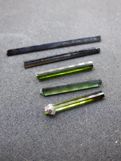 SET 5x Tourmaline verte - AAA Qualité Brut Bâtons Rareté Rare Minéral Brésil Collectionneurs Étapes Pierre précieuse Déco Cristal Pierre de guérison Nature