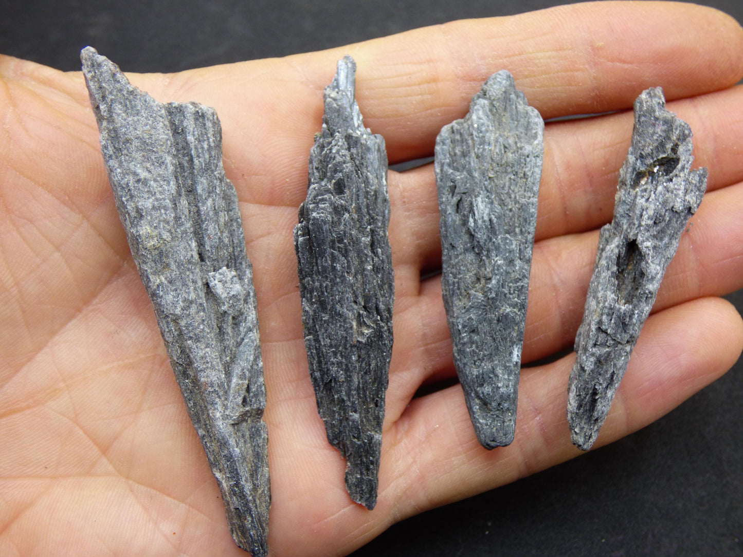 4x SET cyanite noire Kyanite éventail Kyanite brute Spécimen rare Pierre précieuse Déco Cristal Lithothérapie Minéral Énergie Nature Cadeau