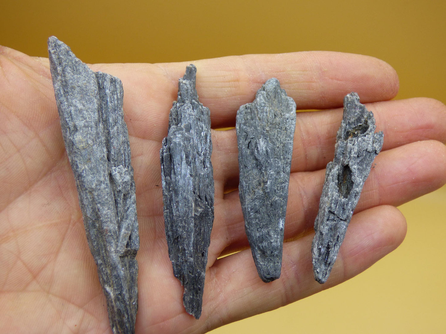 4x SET cyanite noire Kyanite éventail Kyanite brute Spécimen rare Pierre précieuse Déco Cristal Lithothérapie Minéral Énergie Nature Cadeau