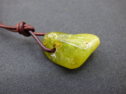 Vert grenat (Grossulaire) - Collier de pierres précieuses HIPPIE GOA Boho Ethnique Pierre de guérison naturelle Cristaux de rareté Bijoux Pendentif Pierre naturelle Cadeau