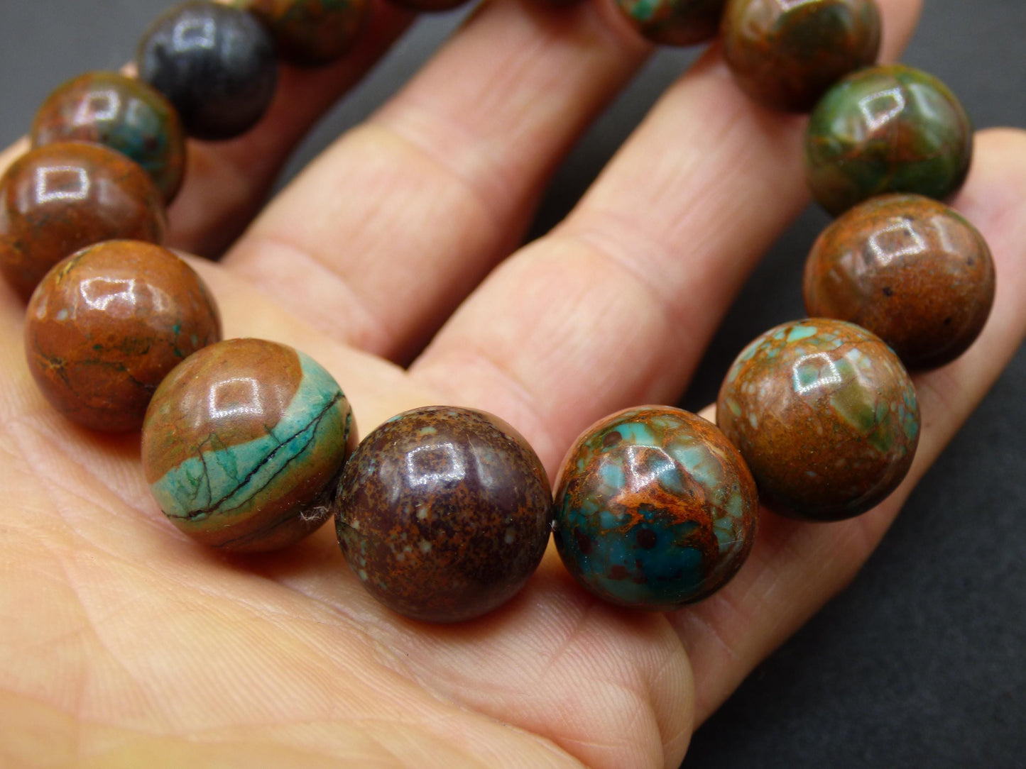 Bracelet en perles d'opale de 12 mm - Pierre précieuse *Unique* Pierre de guérison naturelle Cristal Chakra Cadeau rare pour hommes et femmes, Multicolore, Rouge, Bleu