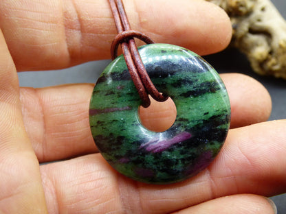 Rubis en Zoisite ~ Donut Collier de pierres précieuses Rouge Vert Pierre de guérison naturelle Homme Femme Bonne chance Protection HIPPIE GOA Boho Tibet Ethnique Rareté Cadeau Lui Elle
