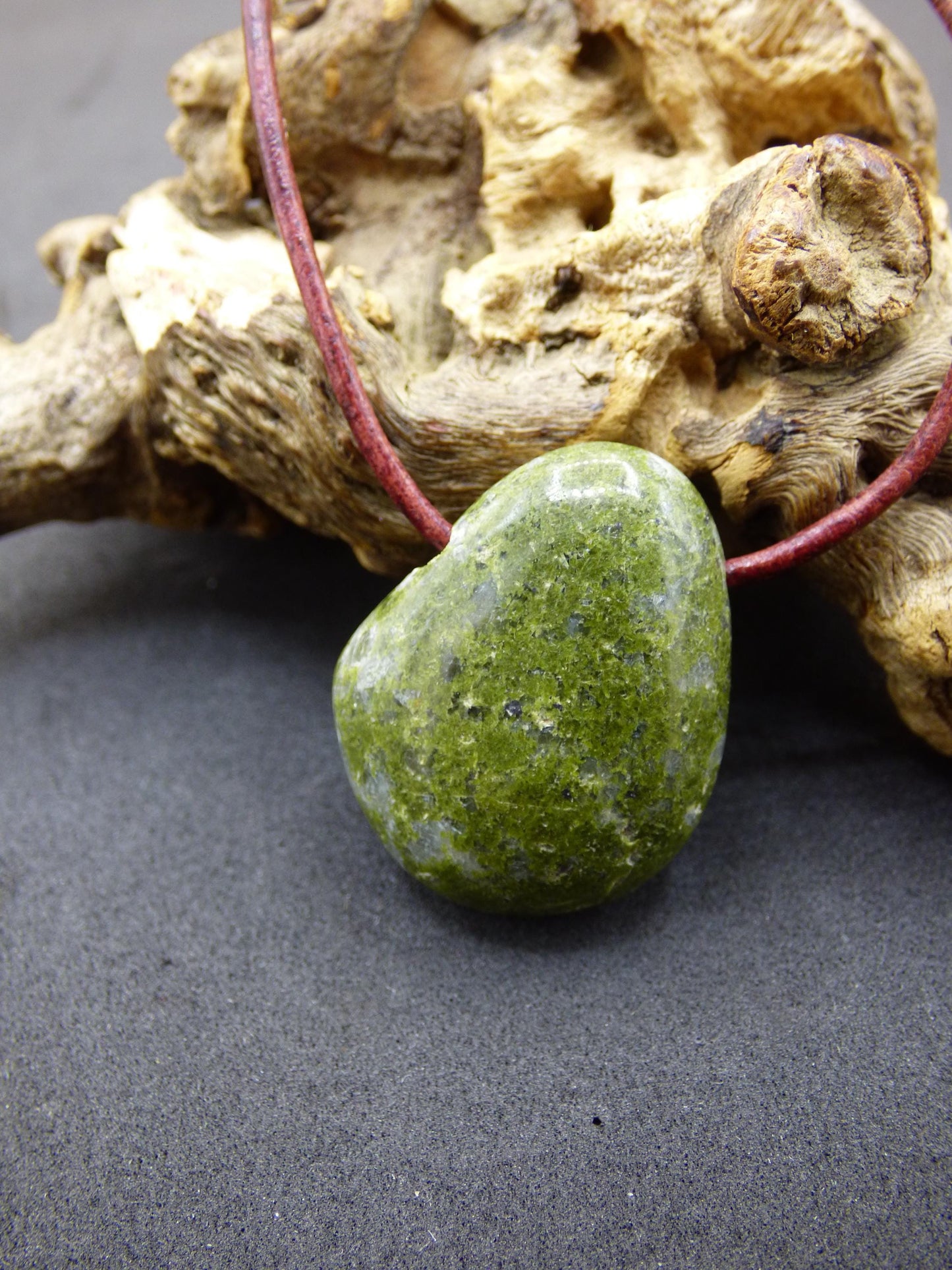 Épidote ~ Collier en pierre précieuse verte naturelle Pendentif pierre de guérison Homme Femme Lui Elle Ami Cadeau Unique Spécial Noël Goa Boho Ethnique Vintage