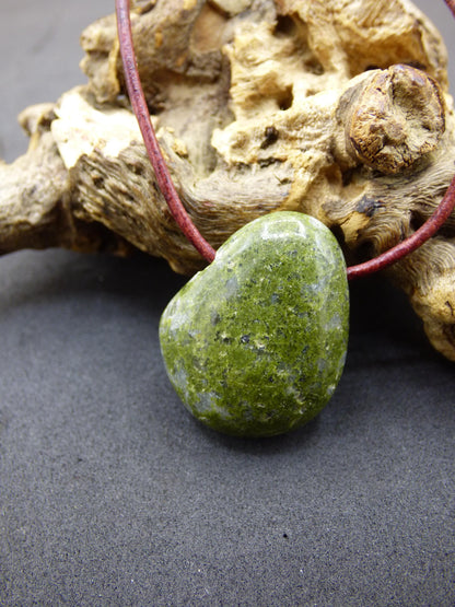 Épidote ~ Collier en pierre précieuse verte naturelle Pendentif pierre de guérison Homme Femme Lui Elle Ami Cadeau Unique Spécial Noël Goa Boho Ethnique Vintage