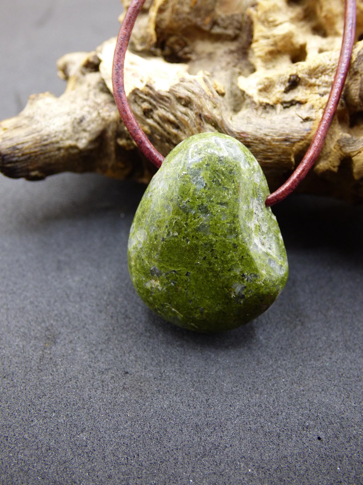 Épidote ~ Collier en pierre précieuse verte naturelle Pendentif pierre de guérison Homme Femme Lui Elle Ami Cadeau Unique Spécial Noël Goa Boho Ethnique Vintage