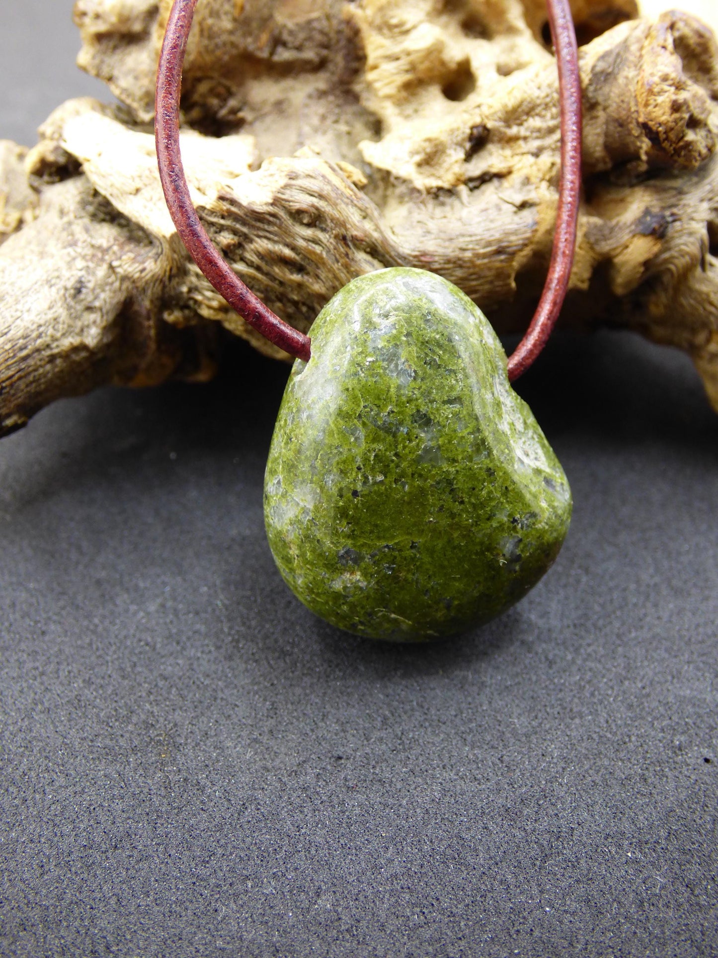 Épidote ~ Collier en pierre précieuse verte naturelle Pendentif pierre de guérison Homme Femme Lui Elle Ami Cadeau Unique Spécial Noël Goa Boho Ethnique Vintage
