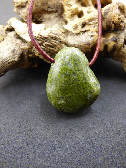 Épidote ~ Collier en pierre précieuse verte naturelle Pendentif pierre de guérison Homme Femme Lui Elle Ami Cadeau Unique Spécial Noël Goa Boho Ethnique Vintage