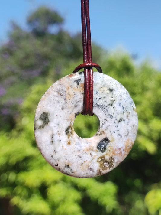Jaspe Océan multicolore ~ Collier en pierre précieuse Donut 40 mm Océan Nature Pierre de guérison Rareté Cristaux Bijoux Pendentif Cadeau Elle Lui Femme Homme Rareté