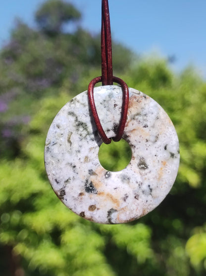 Jaspe Océan multicolore ~ Collier en pierre précieuse Donut 40 mm Océan Nature Pierre de guérison Rareté Cristaux Bijoux Pendentif Cadeau Elle Lui Femme Homme Rareté