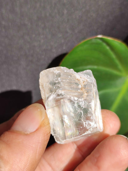 Feldspath brut arc-en-ciel pour collectionneur, rareté, pierre précieuse décorative, cristal, pierre de guérison, minéral, collection, énergie, force, cadeau pour lui ou elle