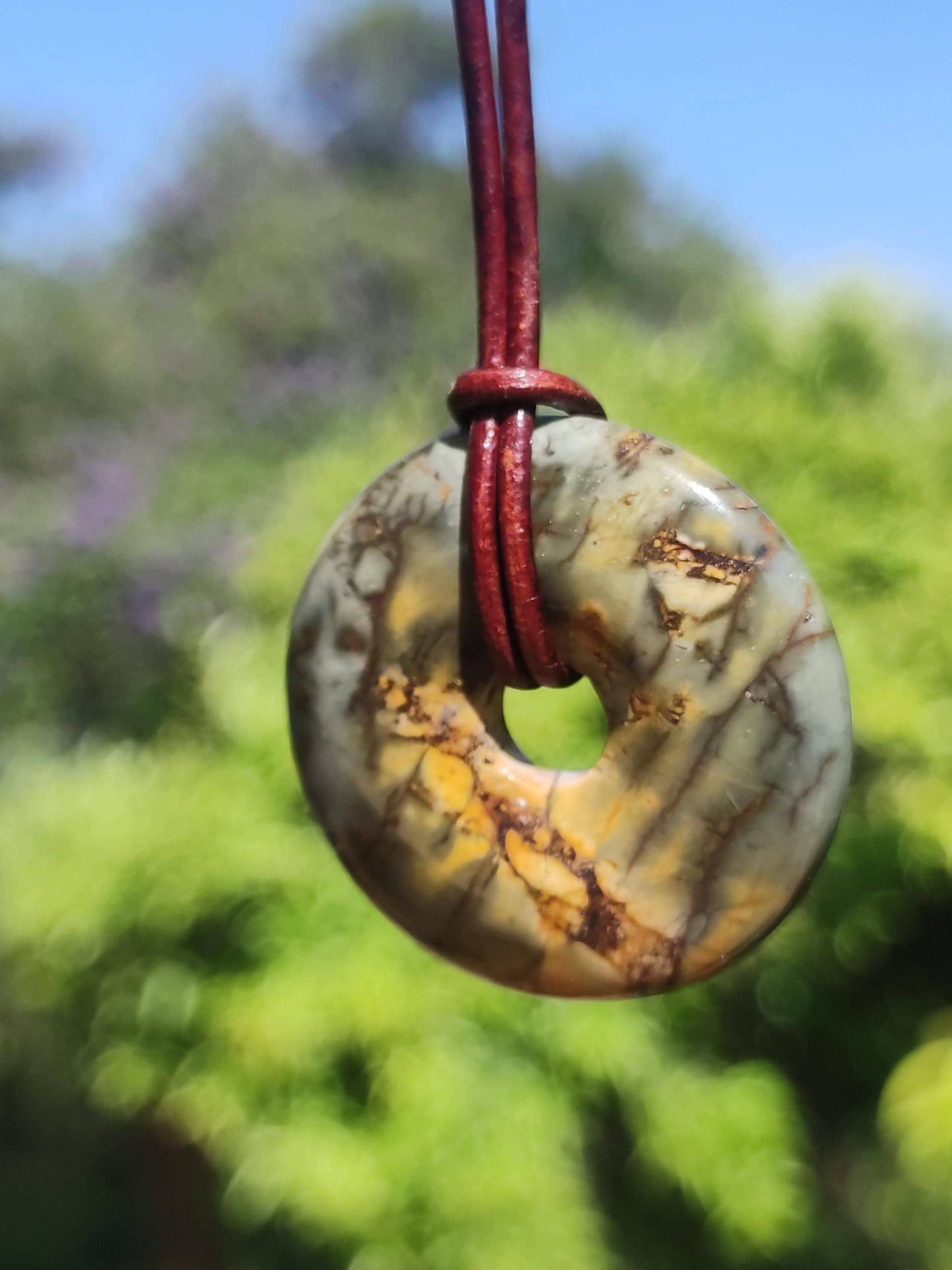 Picasso Jasper 30mm Donut Gemstone Collier HIPPIE GOA Boho Ethno Nature Donut Protection Symbole Guérison Pierre Collecteur Unique Homme Femme He She Cadeau
