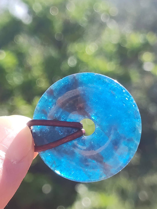 Apatite AAA ~ Donut 30mm ~ Collier de pierres précieuses bleues Rareté naturelle Symbole de protection Pierre de guérison Cristal HIPPIE Boho Ethnique Homme Femme Cadeau Lui Elle