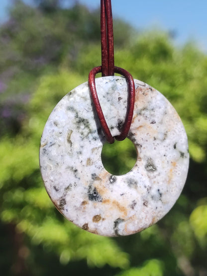 Jaspe Océan multicolore ~ Collier en pierre précieuse Donut 40 mm Océan Nature Pierre de guérison Rareté Cristaux Bijoux Pendentif Cadeau Elle Lui Femme Homme Rareté
