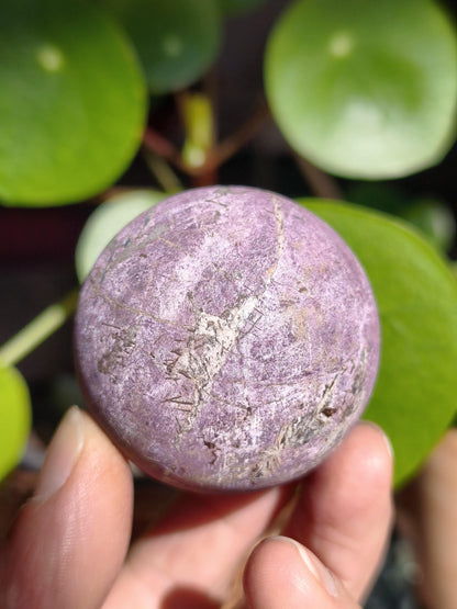 Purpurite - boule de pierre précieuse violette pierre de guérison naturelle décoration sphère cristal cadeau lui elle maison inauguration appartement énergie pouvoir collectionneur rareté