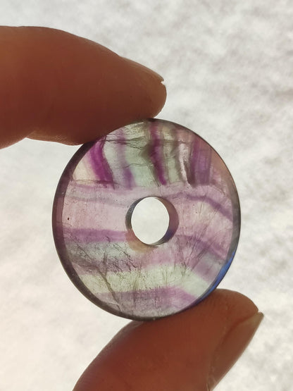 Collier en fluorite arc-en-ciel en forme de donut (30 mm) - Pierre précieuse pour femmes, hommes et enfants - Style hippie, goa, bohème, ethnique, nature, pendentif symbole de protection, pierre de guérison, cadeau énergétique