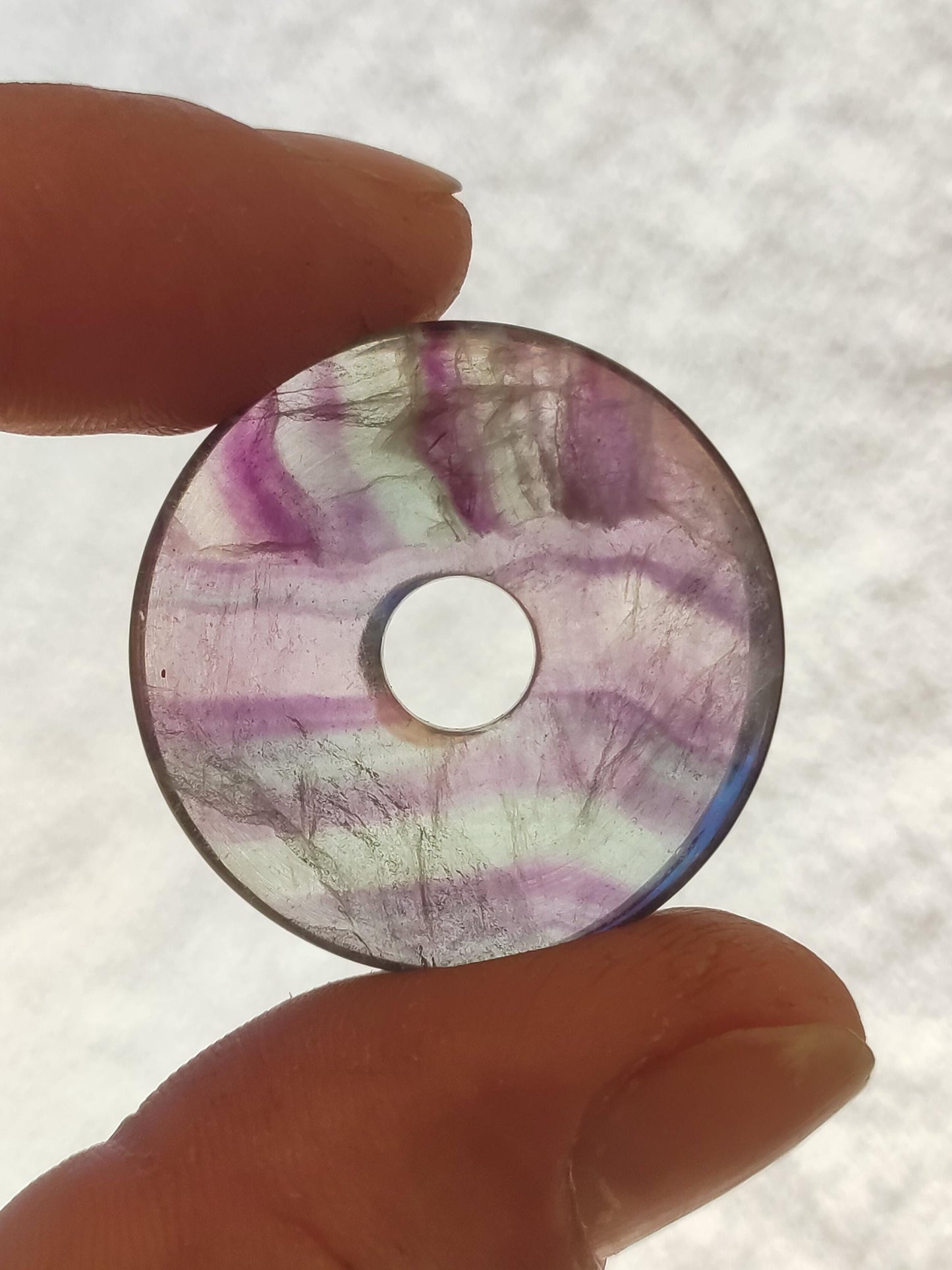 Collier en fluorite arc-en-ciel en forme de donut (30 mm) - Pierre précieuse pour femmes, hommes et enfants - Style hippie, goa, bohème, ethnique, nature, pendentif symbole de protection, pierre de guérison, cadeau énergétique