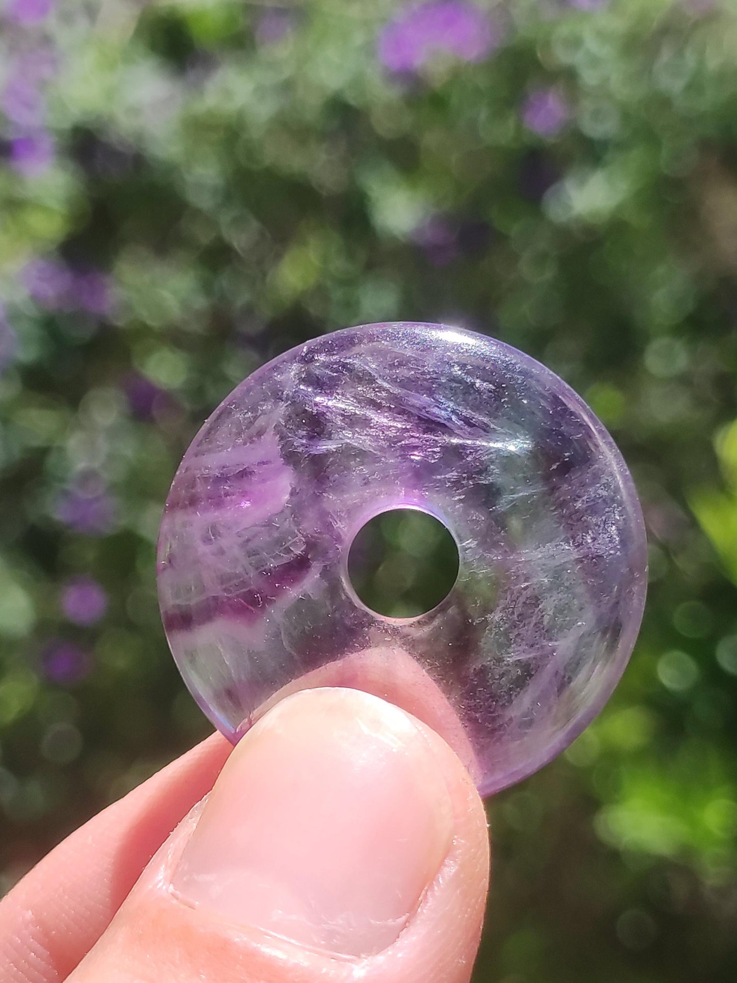 Collier en fluorite arc-en-ciel en forme de donut (30 mm) - Pierre précieuse pour femmes, hommes et enfants - Style hippie, goa, bohème, ethnique, nature, pendentif symbole de protection, pierre de guérison, cadeau énergétique