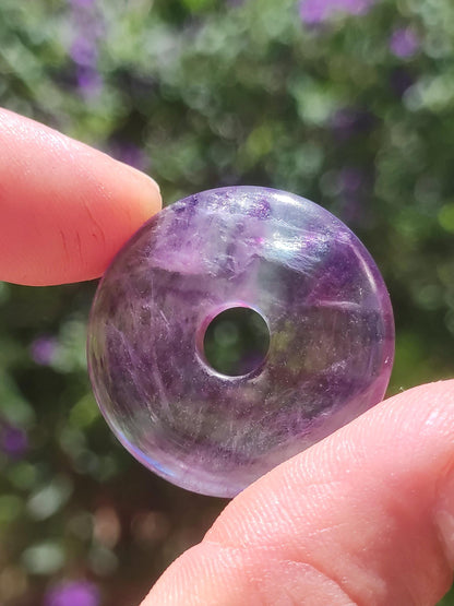 Collier en fluorite arc-en-ciel en forme de donut (30 mm) - Pierre précieuse pour femmes, hommes et enfants - Style hippie, goa, bohème, ethnique, nature, pendentif symbole de protection, pierre de guérison, cadeau énergétique