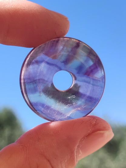 Collier en fluorite arc-en-ciel en forme de donut (30 mm) - Pierre précieuse pour femmes, hommes et enfants - Style hippie, goa, bohème, ethnique, nature, pendentif symbole de protection, pierre de guérison, cadeau énergétique