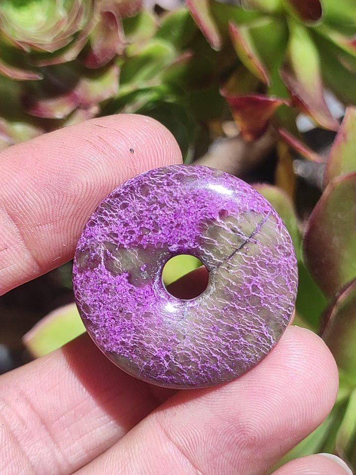Stichtit ~ Collier de donuts en pierres précieuses Pi Symbole de protection du disque Violet Violet HIPPIE Chakra Boho Ethnique Pierre de guérison Vêtements Festival Violet Rareté