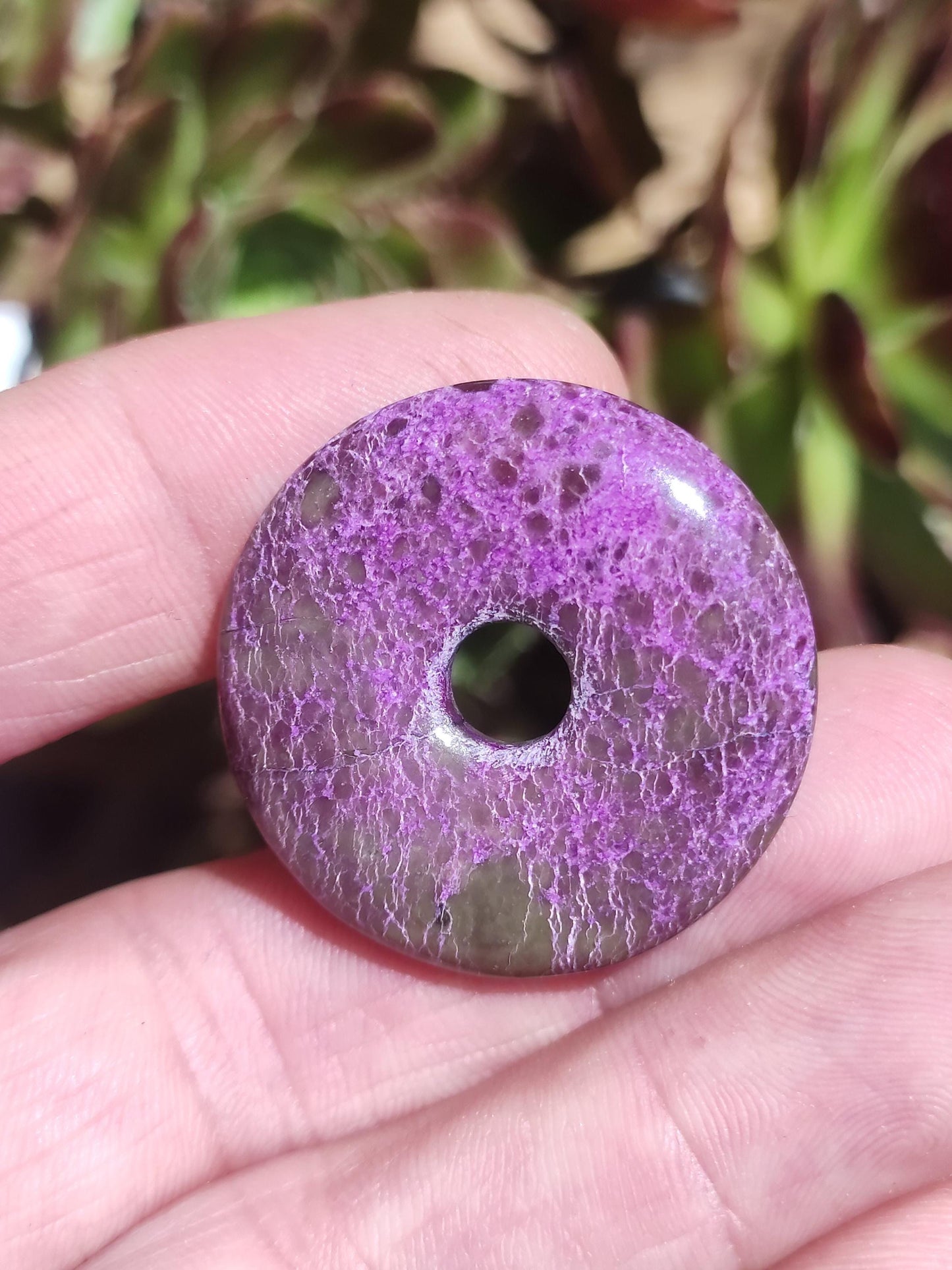 Stichtit ~ Collier de donuts en pierres précieuses Pi Symbole de protection du disque Violet Violet HIPPIE Chakra Boho Ethnique Pierre de guérison Vêtements Festival Violet Rareté