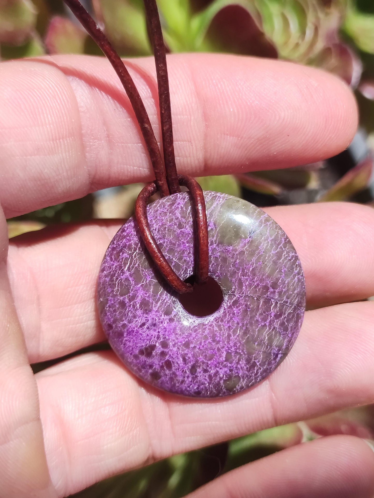 Stichtit ~ Collier de donuts en pierres précieuses Pi Symbole de protection du disque Violet Violet HIPPIE Chakra Boho Ethnique Pierre de guérison Vêtements Festival Violet Rareté
