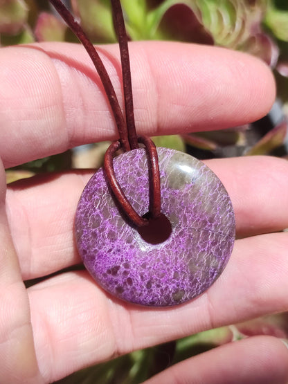 Stichtit ~ Collier de donuts en pierres précieuses Pi Symbole de protection du disque Violet Violet HIPPIE Chakra Boho Ethnique Pierre de guérison Vêtements Festival Violet Rareté