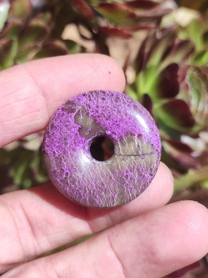 Stichtit ~ Collier de donuts en pierres précieuses Pi Symbole de protection du disque Violet Violet HIPPIE Chakra Boho Ethnique Pierre de guérison Vêtements Festival Violet Rareté