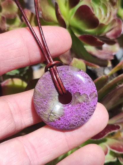 Stichtit ~ Collier de donuts en pierres précieuses Pi Symbole de protection du disque Violet Violet HIPPIE Chakra Boho Ethnique Pierre de guérison Vêtements Festival Violet Rareté