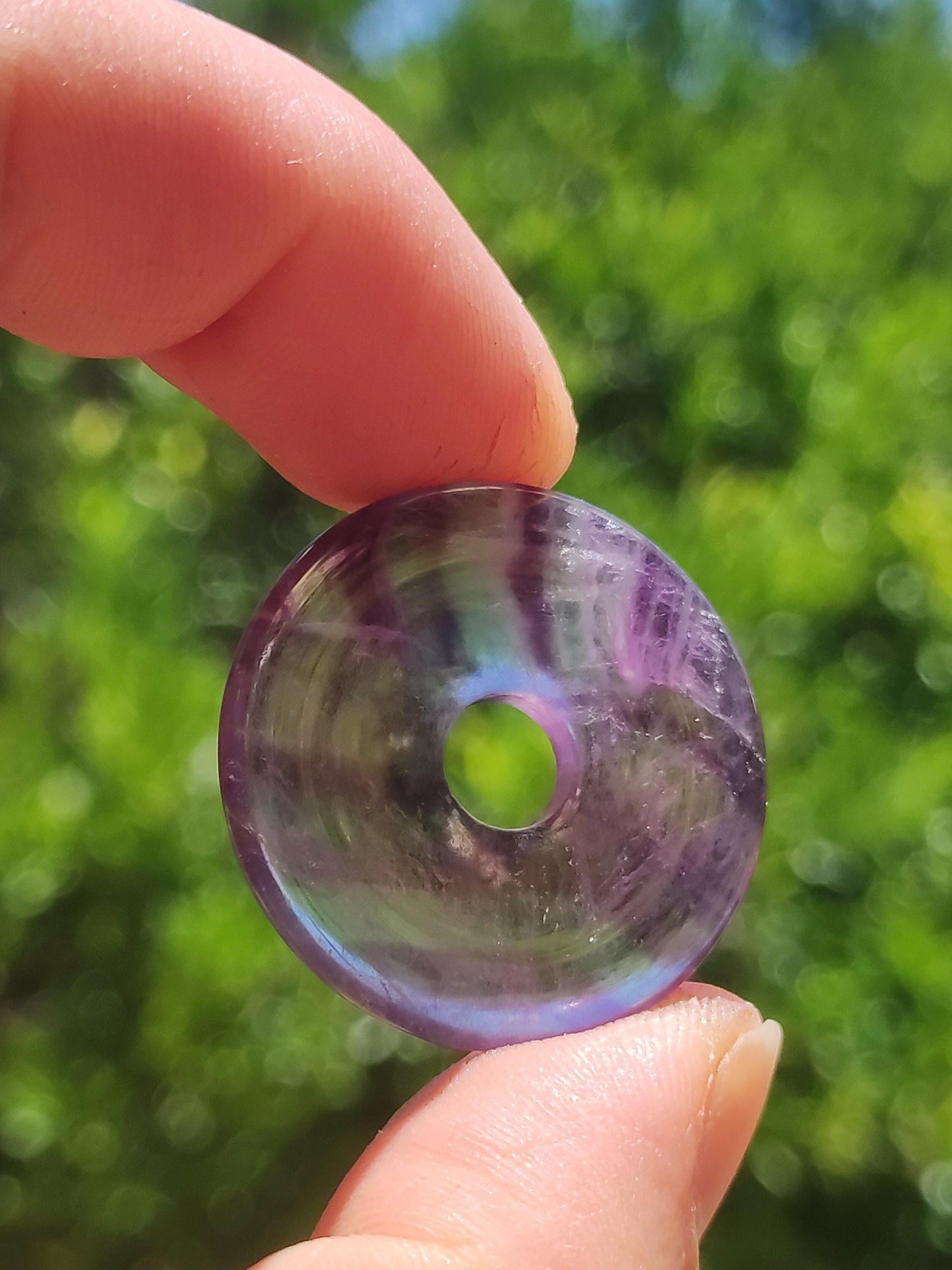Collier en fluorite arc-en-ciel en forme de donut (30 mm) - Pierre précieuse pour femmes, hommes et enfants - Style hippie, goa, bohème, ethnique, nature, pendentif symbole de protection, pierre de guérison, cadeau énergétique