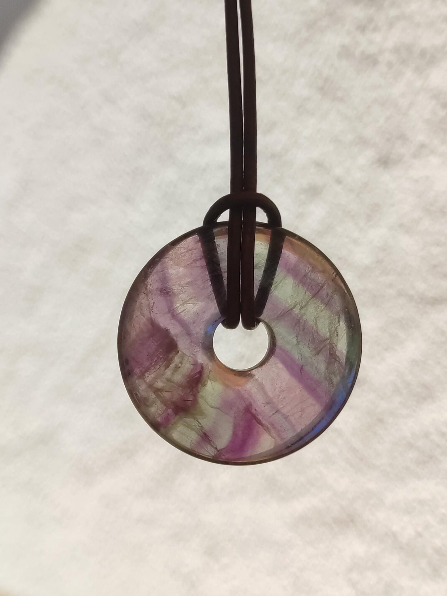 Collier en fluorite arc-en-ciel en forme de donut (30 mm) - Pierre précieuse pour femmes, hommes et enfants - Style hippie, goa, bohème, ethnique, nature, pendentif symbole de protection, pierre de guérison, cadeau énergétique