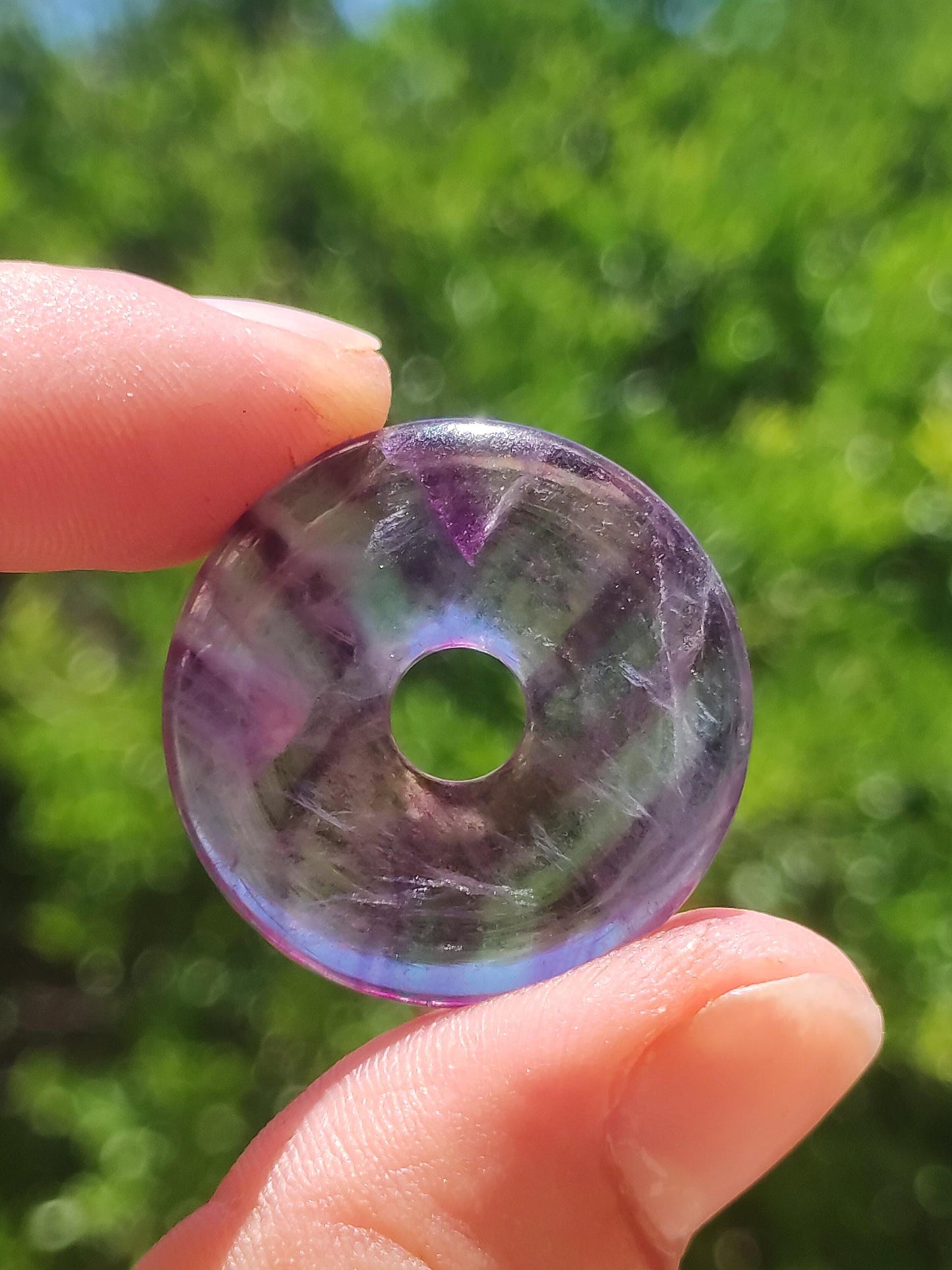Collier en fluorite arc-en-ciel en forme de donut (30 mm) - Pierre précieuse pour femmes, hommes et enfants - Style hippie, goa, bohème, ethnique, nature, pendentif symbole de protection, pierre de guérison, cadeau énergétique