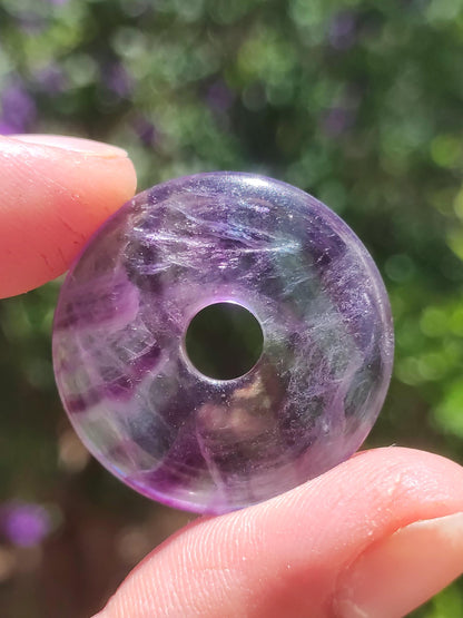 Collier en fluorite arc-en-ciel en forme de donut (30 mm) - Pierre précieuse pour femmes, hommes et enfants - Style hippie, goa, bohème, ethnique, nature, pendentif symbole de protection, pierre de guérison, cadeau énergétique