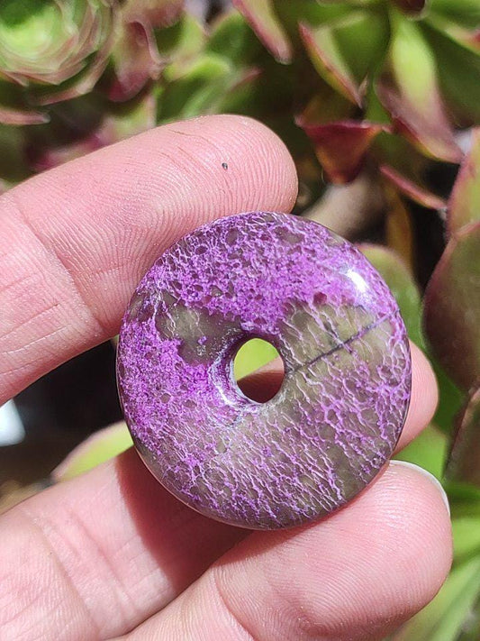 Stichtit ~ Edelstein Donut Kette Pi Scheibe Schutzsymbol Lila violett HIPPIE Chakra Boho Ethno Heilstein Kleidung Festival Purpur Rarität