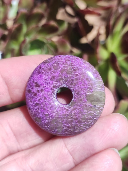 Stichtit ~ Collier de donuts en pierres précieuses Pi Symbole de protection du disque Violet Violet HIPPIE Chakra Boho Ethnique Pierre de guérison Vêtements Festival Violet Rareté