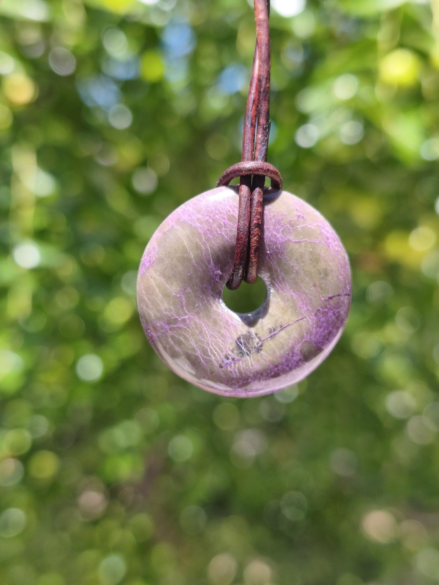 Stichtit ~ Edelstein Donut Kette Pi Scheibe Schutzsymbol Lila violett HIPPIE Chakra Boho Ethno Heilstein Kleidung Festival Purpur Rarität