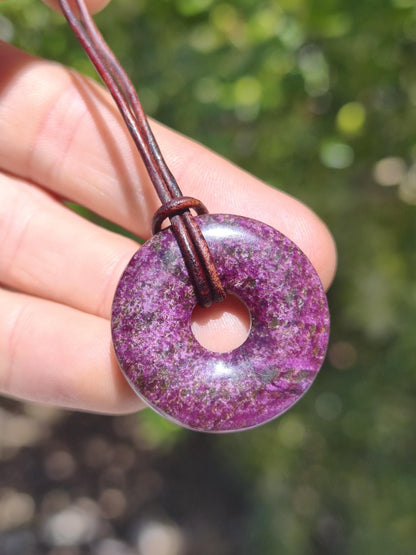 Stichtit ~ Edelstein Donut Kette Pi Scheibe Schutzsymbol Lila violett HIPPIE Chakra Boho Ethno Heilstein Kleidung Festival Purpur Rarität