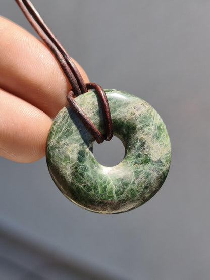 Diopsid ~ Edelstein Kette grün HIPPIE GOA Boho Ethno Natur Heilstein Rarität Kristalle Schmuck Anhänger Natur Stein Donut Geschenk Magisch