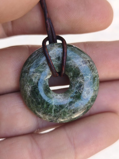Diopsid ~ Edelstein Kette grün HIPPIE GOA Boho Ethno Natur Heilstein Rarität Kristalle Schmuck Anhänger Natur Stein Donut Geschenk Magisch