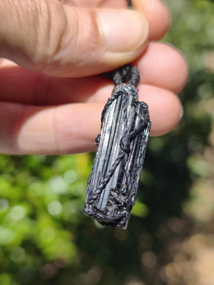 Schwarzer Turmalin (Schörl)  Kette Makramee Anhänger Edelstein Natur Brasilien Mineralien schimmer Mann Frau Geschenk Er Sie Handarbeit Edel