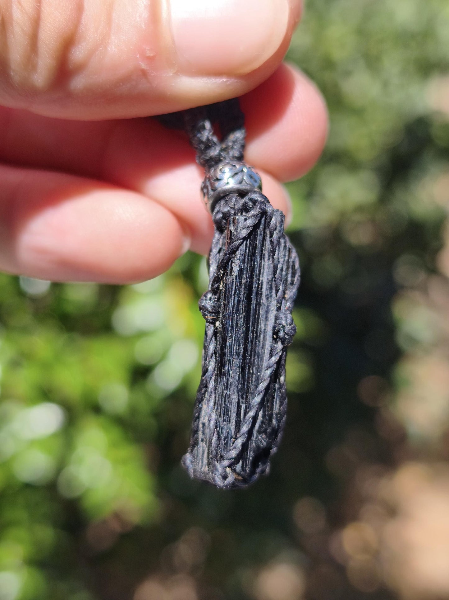Schwarzer Turmalin (Schörl)  Kette Makramee Anhänger Edelstein Natur Brasilien Mineralien schimmer Mann Frau Geschenk Er Sie Handarbeit Edel