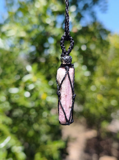 Rubellit Pinker / Rosa Turmalin Kette Makramee Anhänger Edelstein Natur Brasil Mineralien schimmer Mann Frau Geschenk Er Sie Handarbeit süß
