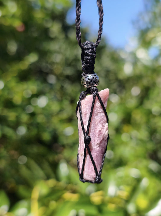 Rubellit Pinker / Rosa Turmalin Kette Makramee Anhänger Edelstein Natur Brasil Mineralien schimmer Mann Frau Geschenk Er Sie Handarbeit süß