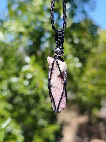 Rubellit Pinker / Rosa Turmalin Kette Makramee Anhänger Edelstein Natur Brasil Mineralien schimmer Mann Frau Geschenk Er Sie Handarbeit süß