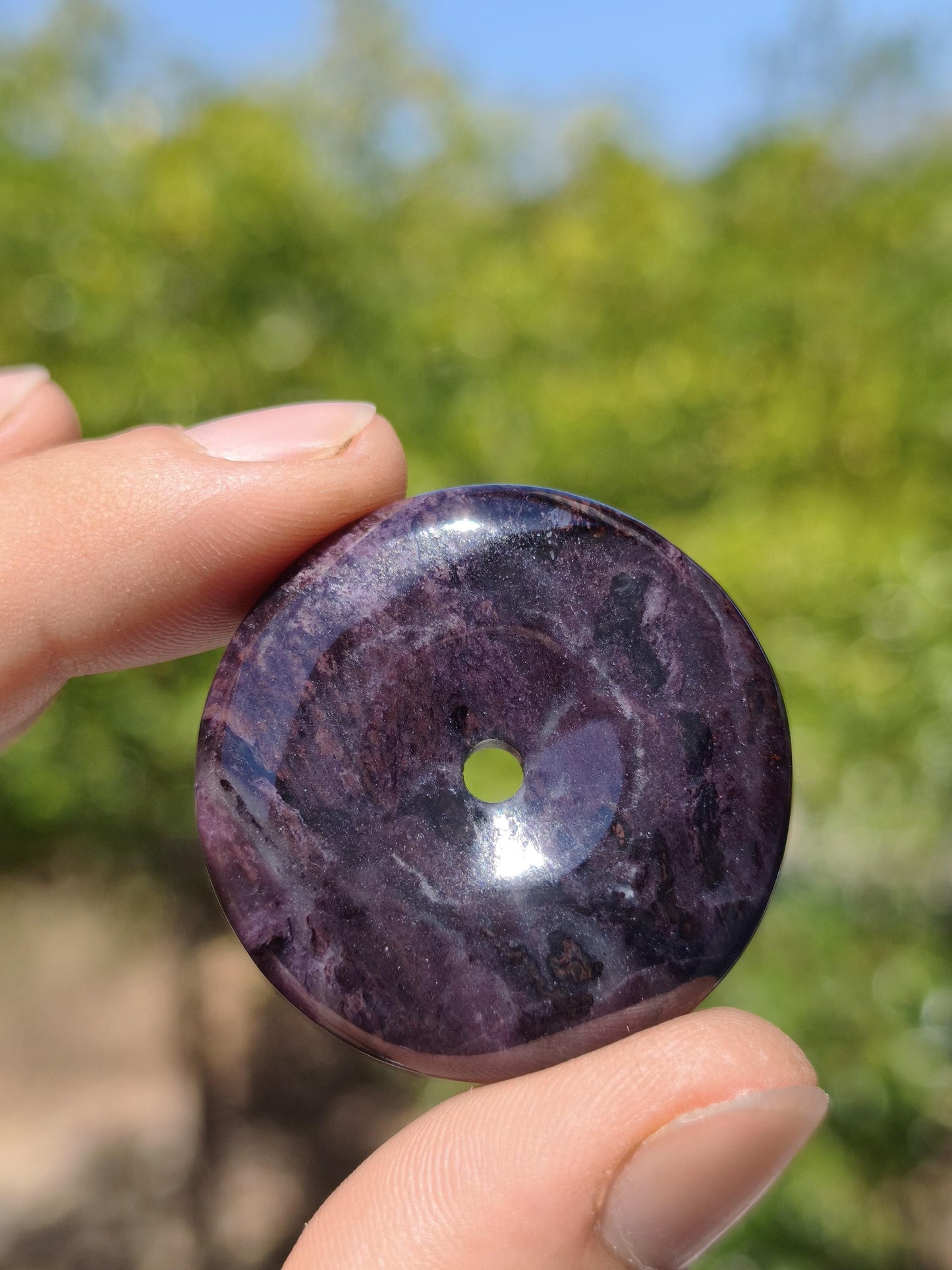 Sugilith Schutz Donut Edelstein Kristall Heilstein Rarität Selten Sammler Sugilit lila Anhänger rund Geschenk Mann Frau Er Sie Freund violet
